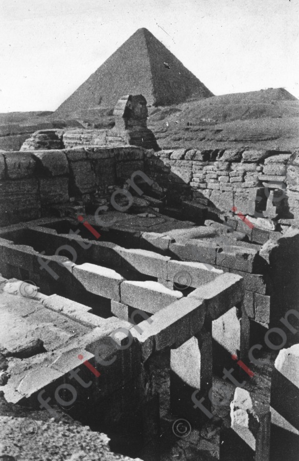 Der Sphinx-Tempel | The Sphinx Temple - Foto foticon-simon-008-024-sw.jpg | foticon.de - Bilddatenbank für Motive aus Geschichte und Kultur